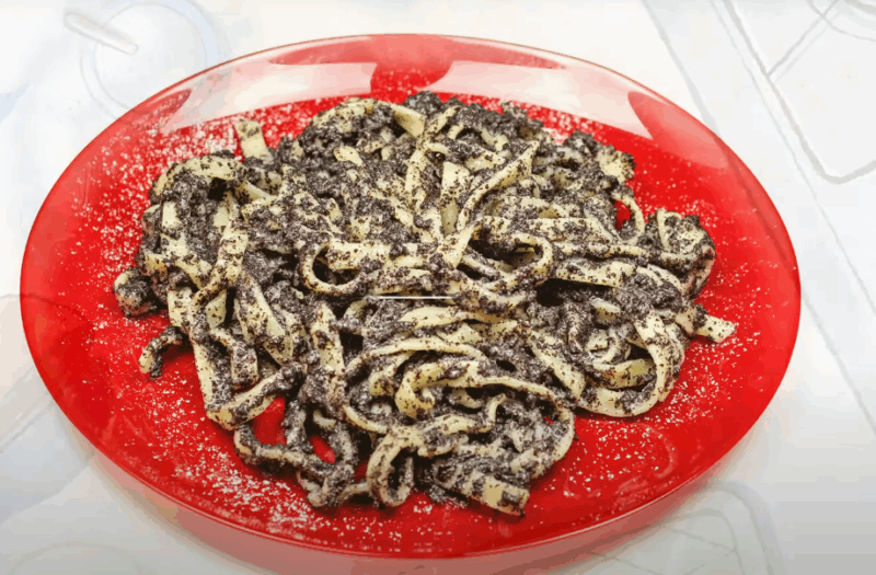 Ova tradicionalna poslastica sa bogatim, aromatičnim nadevom pruža savršen spoj jednostavnosti i ukusa.