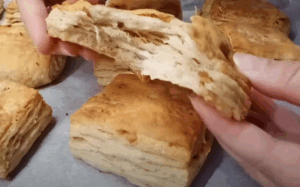 Topli slojevi testa, miris čvaraka i tradicija okupljaju porodicu uz neodoljive pogačice domaće kuhinje.