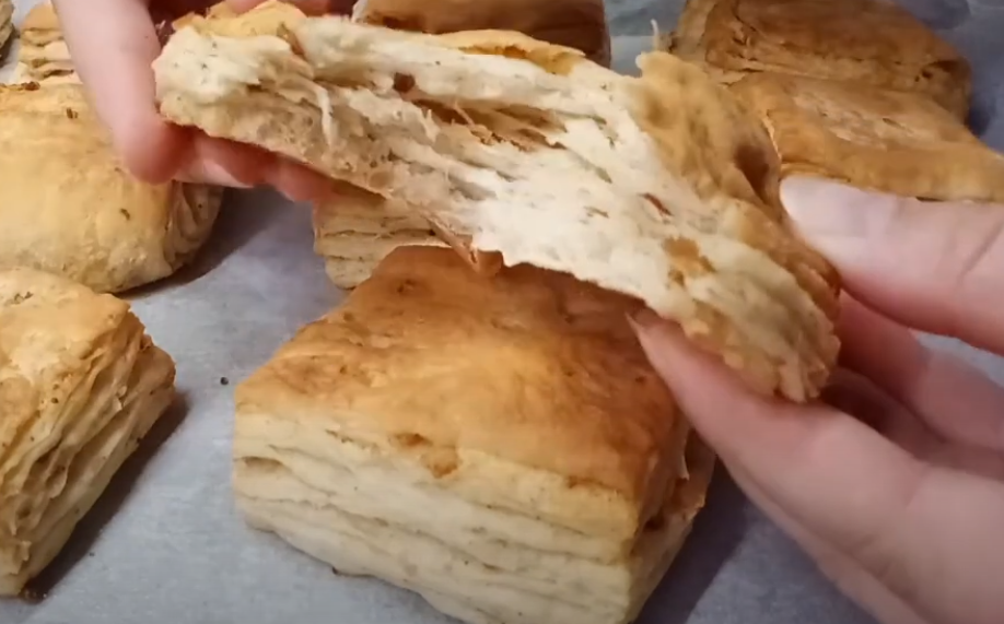 Topli slojevi testa, miris čvaraka i tradicija okupljaju porodicu uz neodoljive pogačice domaće kuhinje.